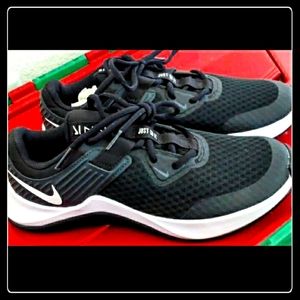 New! Women's Nike MC Trainer Shoes - size 6